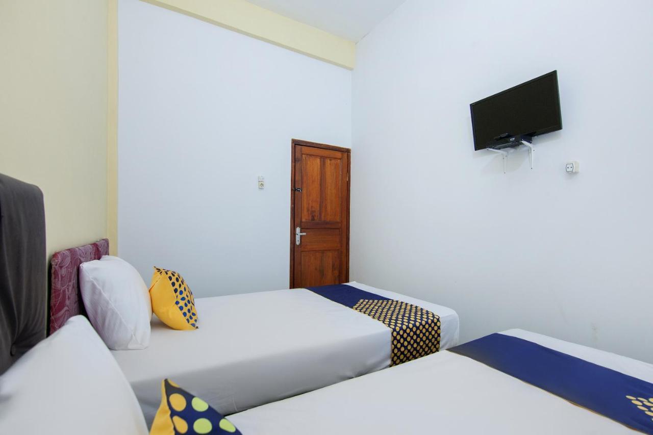 Spot On 2076 Hotel Stadion Berastagi Bagian luar foto