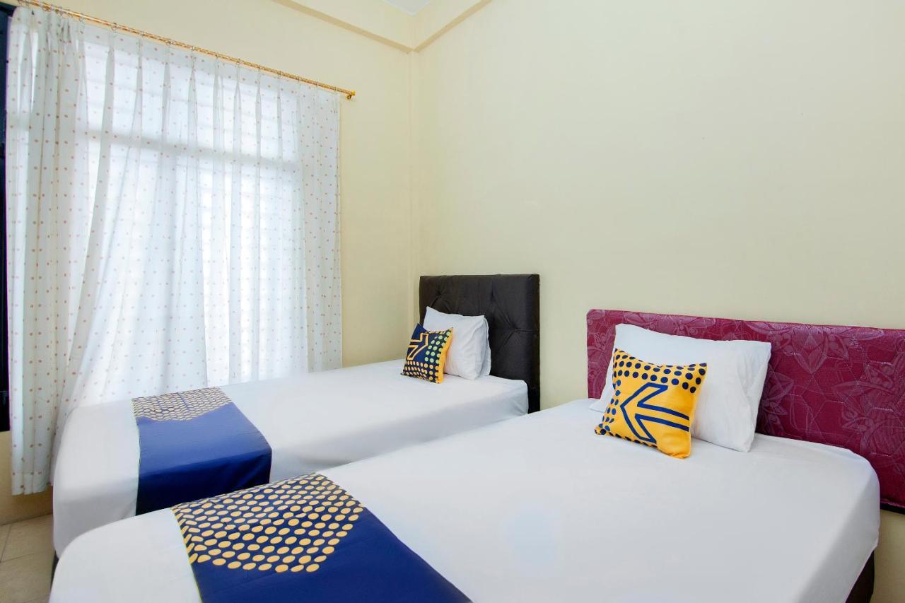 Spot On 2076 Hotel Stadion Berastagi Bagian luar foto