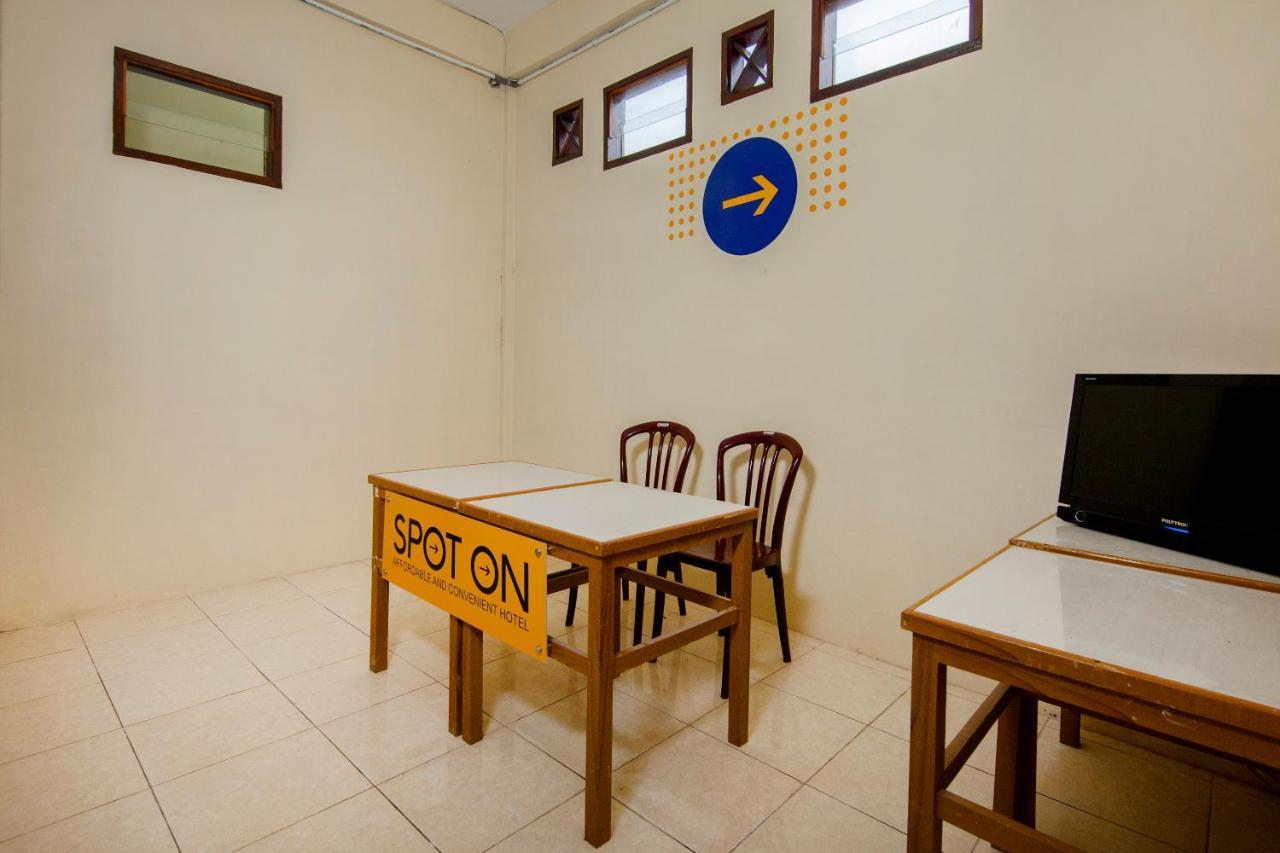 Spot On 2076 Hotel Stadion Berastagi Bagian luar foto