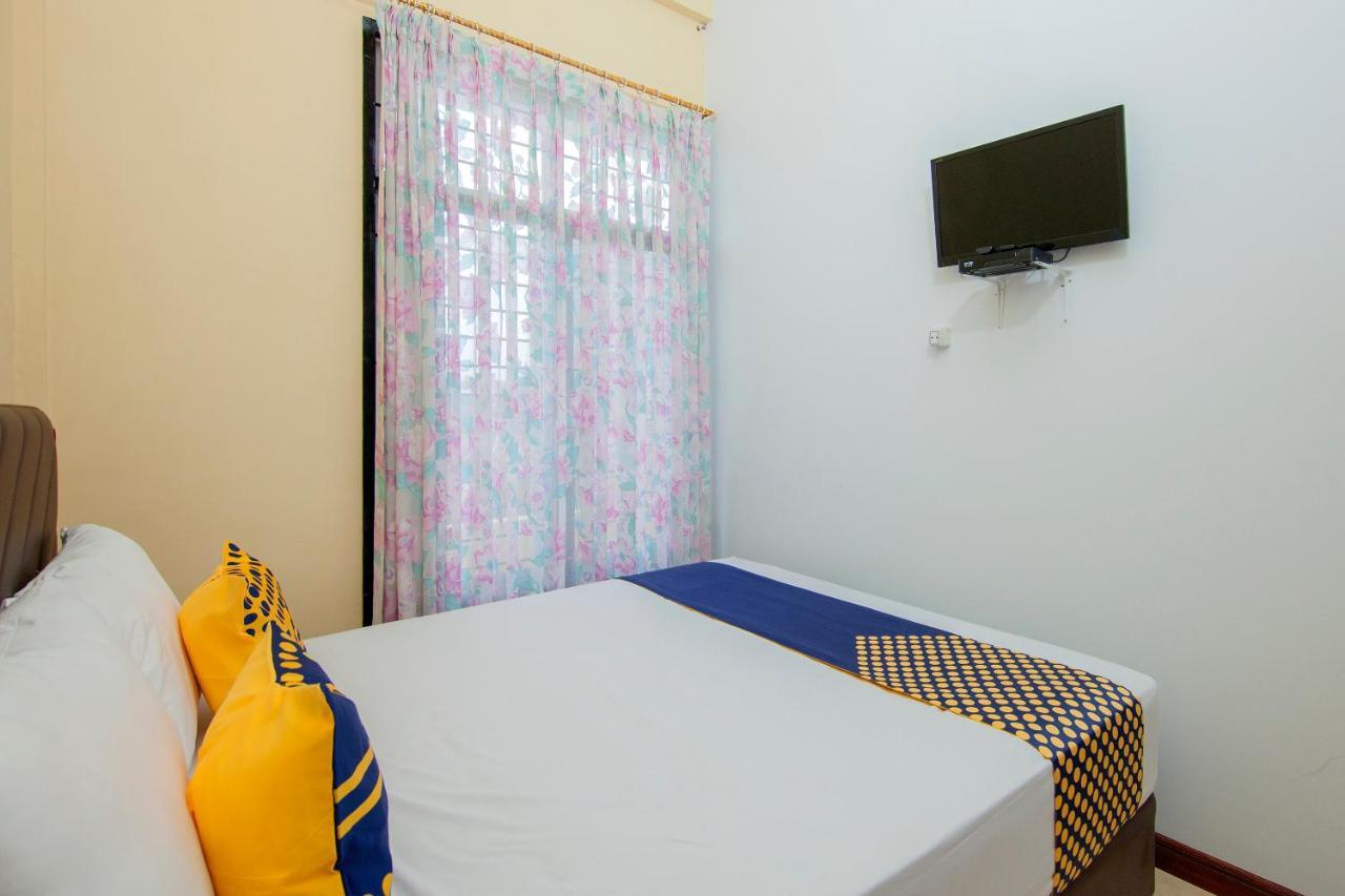 Spot On 2076 Hotel Stadion Berastagi Bagian luar foto