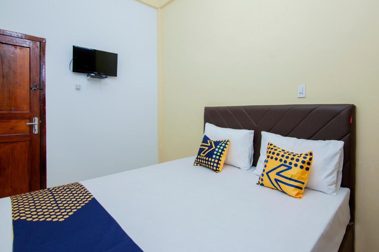 Spot On 2076 Hotel Stadion Berastagi Bagian luar foto