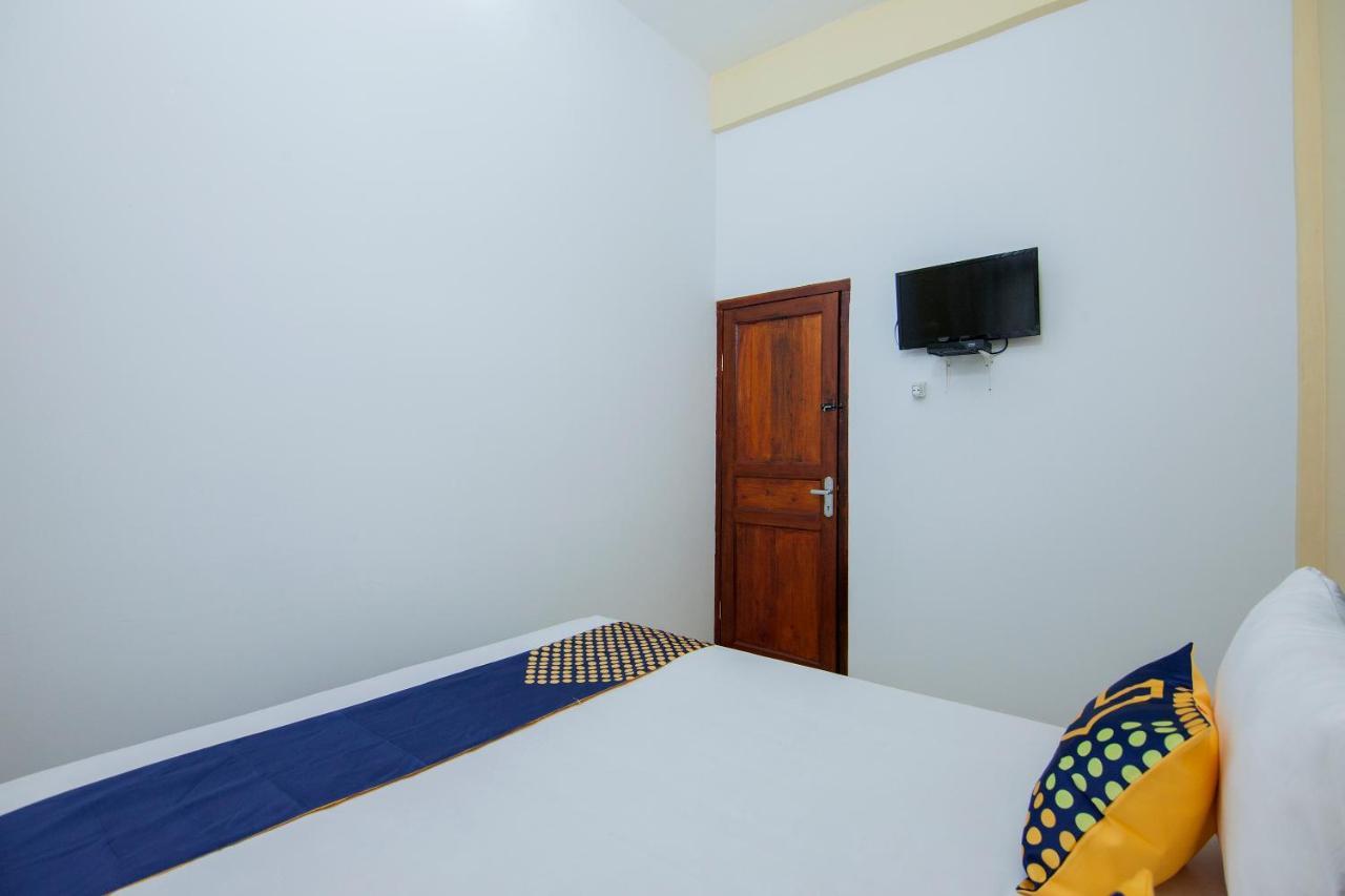 Spot On 2076 Hotel Stadion Berastagi Bagian luar foto