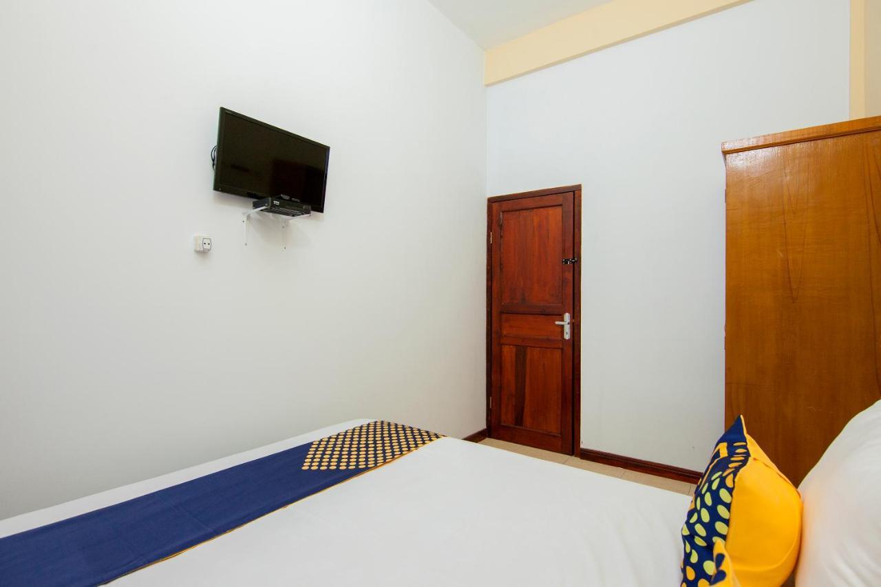 Spot On 2076 Hotel Stadion Berastagi Bagian luar foto