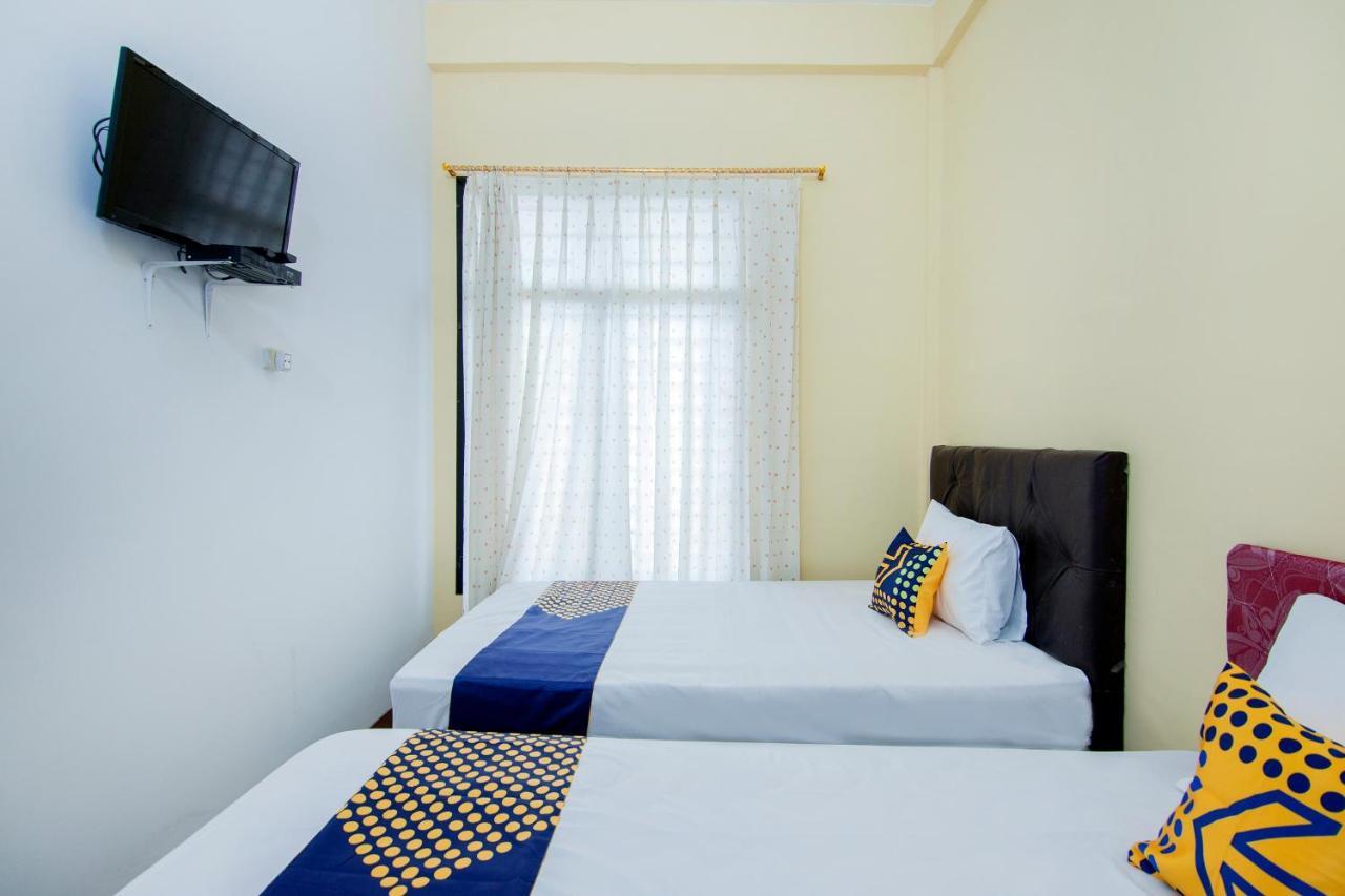 Spot On 2076 Hotel Stadion Berastagi Bagian luar foto